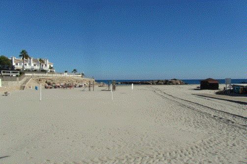 Efter ett par minuter på den stenlagda promenaden möts du först av den här lilla fantastiska stranden - vår favorit Playa de la Cala Capitán - med två mindre beacher, en på var sida av den lilla ön Isla del Escullano. Här finns också en super, supertrevlig strandbar. Mycket prisvärd och serviceminded personal. Baren håller öppet från tidig morgon till sen kväll.
