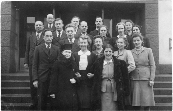 Opettajia 1946. Ylärivi: Ilmari Kautto, voim., Volmar Teräskallio, suomi, Hemmi Koivuniemi, piir. Eero Hietikko, biol., Reino Rönneikkö, uskonto ja kirkkoh., Viljo Heinonen, rehtori ja matematiikka, Onni Tuomi, ruotsi, Irma Heinonen, matematiikka, Milja Koskela, mat. ja kirjanpito, Sirkka Laurila, mat. ja fysiikka, Anna Laurila, saksa. Mikko Mäki-Hokkonen, saksa, Maikki Pärssinen, uskonto, Aili Saalahti, hist., Aini Hurnonen, voim., Magda Aufrichtig, mus., Sirkka Reiniaho, suomi, Eine Korpi, käsit.