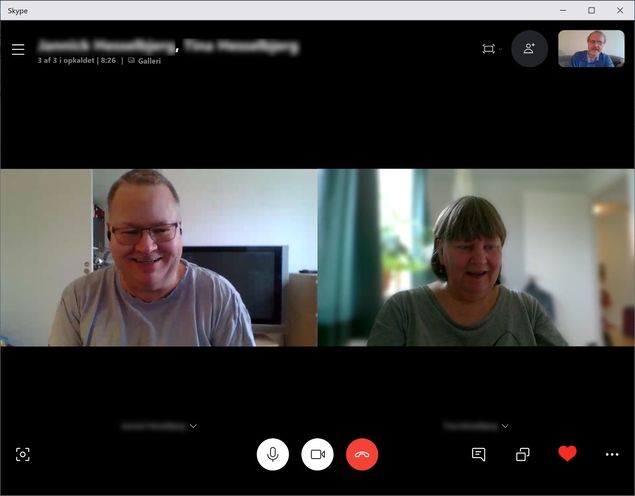 Skype på pc med tre deltagere i et videogruppemøde. Alle kan se og høre hinanden. Manden til venstre har trådløse Bluetooth-earplugs i ørene, mens de to andre deltagere blot sidder foran deres bærbare pc’er og taler ind i disses mikrofoner. Skypes videomøder har fået en fantastisk kvalitet med årene!