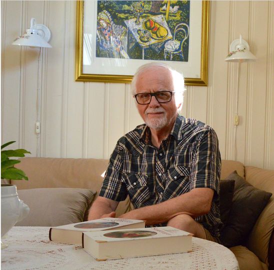 STUDIER: – Jeg ble oppslukt av 1100-tallet og skrev bøkene relativt fort. Det som har tatt tid, er redigeringen og historiestudiene, forteller Tor Bertel Løvgren, som endelig som pensjonist kan være forfatter på heltid. Foto: Stein Gudvangen, KPK. Foto: Stein Gudvangen,