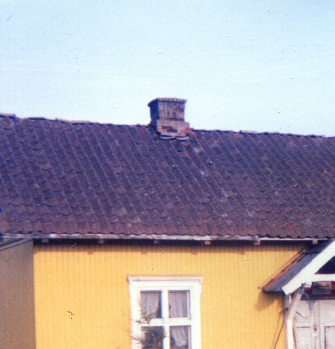 Graverholt Skole ble startet i 1900. Skolen ligger mellom Graverholt og Steinby, vest for Gravervika i Fleskevannet. I 1900 bodde lærerinnen Minda Emilie Pedersdatter Svendby  f.1876 på Ljøner i Eidskog d. 1957 der. Som lærinne holdt Minda Emilie omgangsskole på Vestre Grasmo, før barna begynte på Tangen Skole. Skoleposten Grasmo-Graverholt var tungvint, på denne måten at lærerene måtte flytte mellom skolene, og holde skole en uke på Pynten, en uke på Graverholt Skole. På Kolstad underviste Minda jentene i håndarbeid. Hun satt også i skolekretstilsynet. Graverholt Skole ble nedlagt i 1959, og barna som var igjen i kretsen ble kjørt til Bjørknes Skole.

Kilde: Gårds- og Slektshistorie Høland og Setskog bind 1. Side 266
Forfattere: Gunn Cathrine Varder Løwe og Odd Ottesen.

Foto: Stenby.
Hentet fra Setskog Historielags bildearkiv