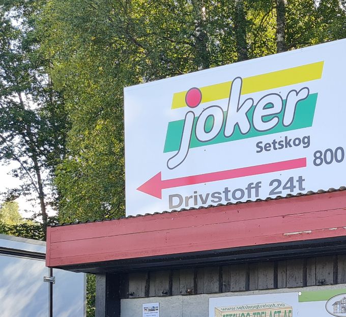 Tangenkiosken var i mange år fast tilholdsted for ungdommen på Setskog sommerstid.

I dag er det ingen kioskdrift lenger.

Området brukes til campingplass, badeplass, skøytefestival, padlefestival og båtutsetting.
Tangenkiosken avbildet 2021.
Foto: Bjørn Henry Holtet