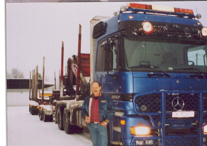 Mercedes 2657
2002 Modell
Brukt av Bjarne Engen som står ved tømmerbilen