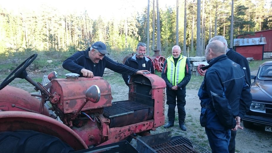 Förundrade besökare begrundar skapelsen och tycker att grillen borde sitta framför kylaren.