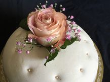 Bröllopstårta rosa ros