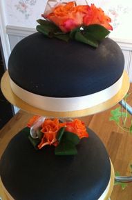 Bröllopstårta svart orange ros