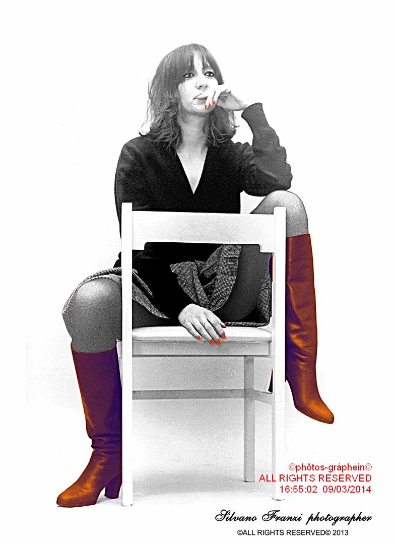 B/W and red in the posing studio  -  Analog film B/W - Rolleicord VB 6x6 -
