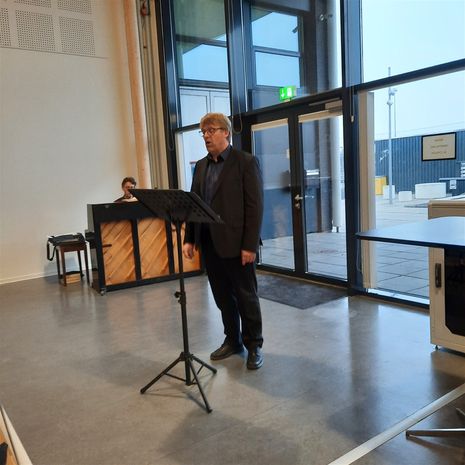 Claus spiller og Hans synger