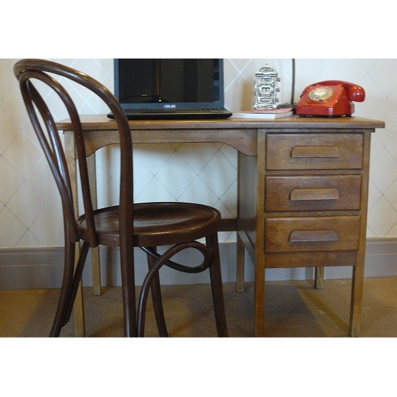 <img src="Simon J Mack Office Furniture – retro office.jpg" alt="retro office setting" />