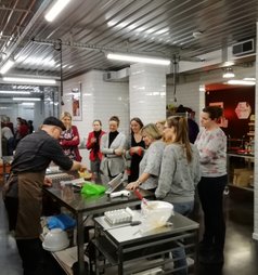 Demonstratie in het Sjolaa chocolade atelier. Kom een kijkje nemen achter de schermen van de chocolade productie. Demonstratie in het Sjolaa chocolade atelier. Kom een kijkje nemen achter de schermen van de chocolade productie.