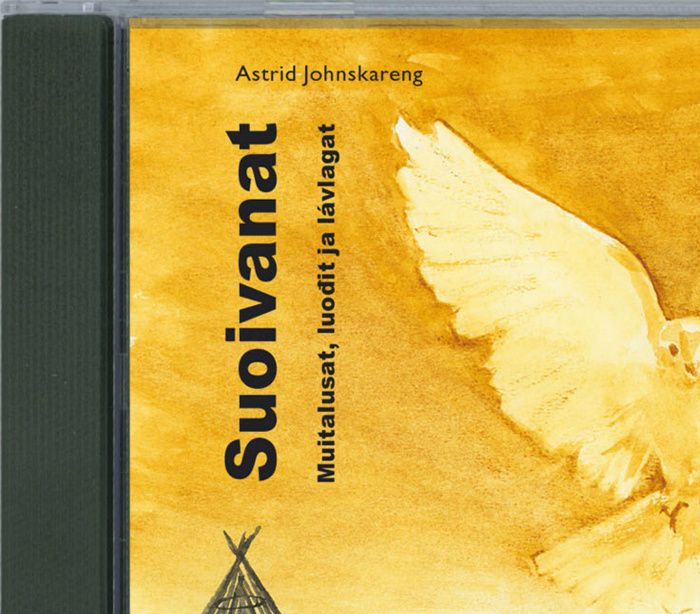 Suoivanat

I denne lydboka kan du lytte til alle fortellingene, joikene og sangene som finnes i boka Suoivanat.
Dette er skumle fortellinger for barn og ungdom og handler bl.a. om huldras listige påfunn, en mystisk og rar flygende objekt, en skremmende multebærtur og om en fisketur som brått tar slutt, og om en gjetergutt som ser noen som likevel ikke er der.
Lydboka er den tredje i rekken i Lohkat ja lávlut-serien.
1. Ále leat dájuheames
2. Biekka Biiggá luohti
3. Imaš
4. In dárbbaš golliid ja silbbaid, lávlla
5. Luomemátki
6. Luomečoaggin, lávlla
7. Dolla
8. Dolla, lávlla
9. Silbaveažir
10. Áŋgirit barggadit, lávlla
