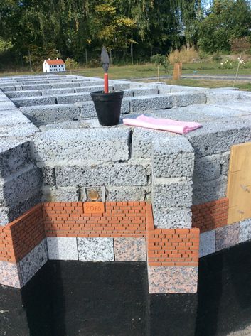 Her sidder så årstalsstenen sammen med en spritny 20-krone fra 2016
