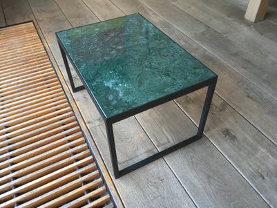 nachttafel in groene marmer en smeedwerk