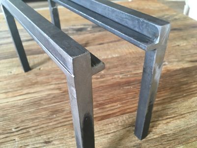 Detail montage gesmeed haard grill stel