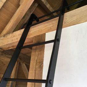 Ijzeren bibliotheekladder poolhouse