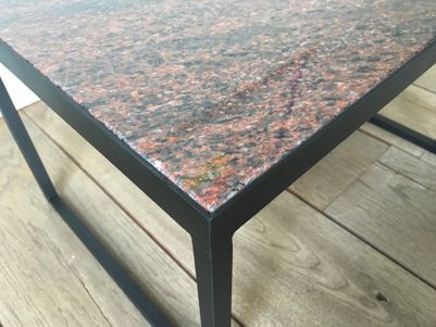 Smeedijzeren nacht- of bijzettafel granaat marmer