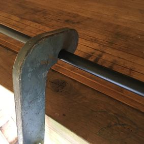 detail gesmede traprail voor stellingladder
