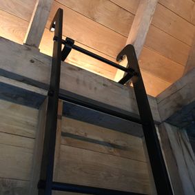 Molenaarsladder in gesmede houders