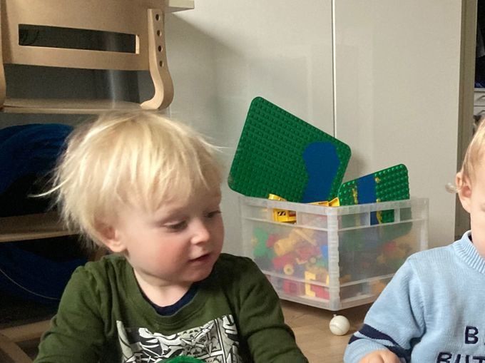 Gennem små  styrede aktiviteter øver børnene turtagning og samspil.