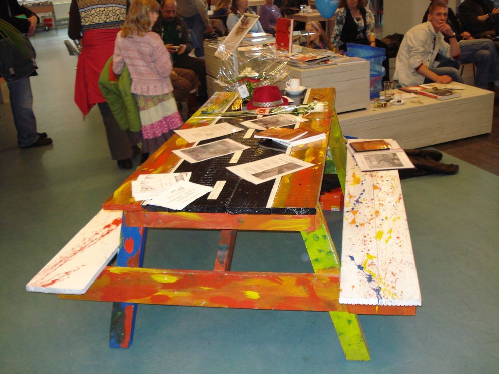 Kunstpresenteertafel boekpresentatie