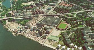 Lindhagensgatan och Hornsbergs strand. Ombyggnad till esplanad, Ledningsomläggning. Projekteringsledning och Projektledning. Upphandling av entreprenader, planering av etappvis ombyggnad i 6 x 2 etapper. Avsåg gata, vatten, avlopp, gas, el, belysning, trafik mm.