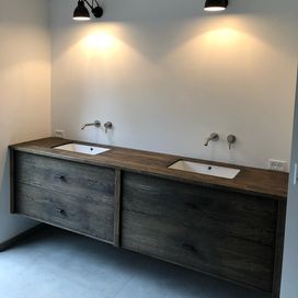 Badeværelsesmøbel i røget eg