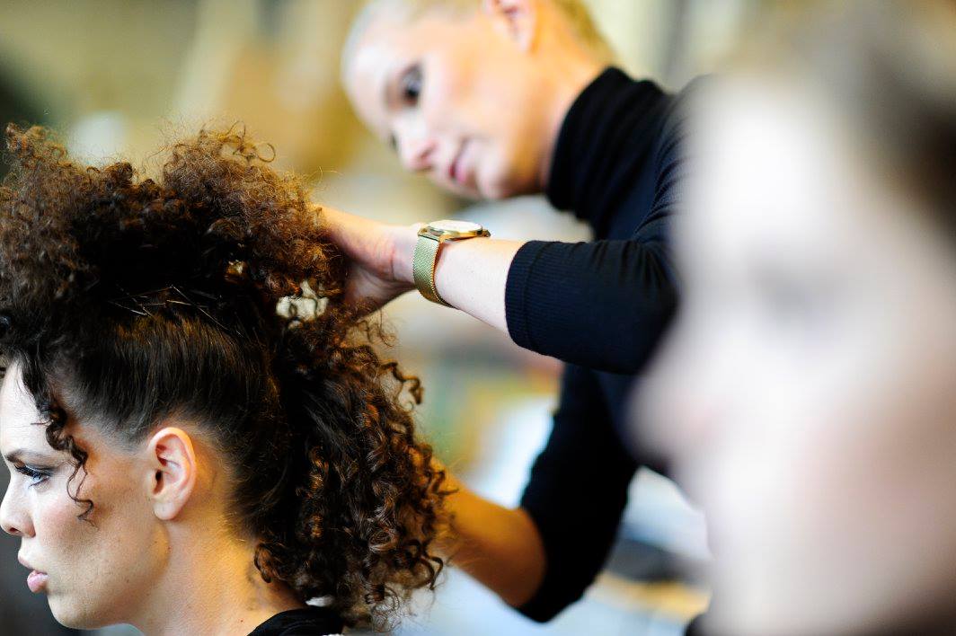 Makeup and hairstyling curly hair, textured hair, Maja Gullstrand, fashion