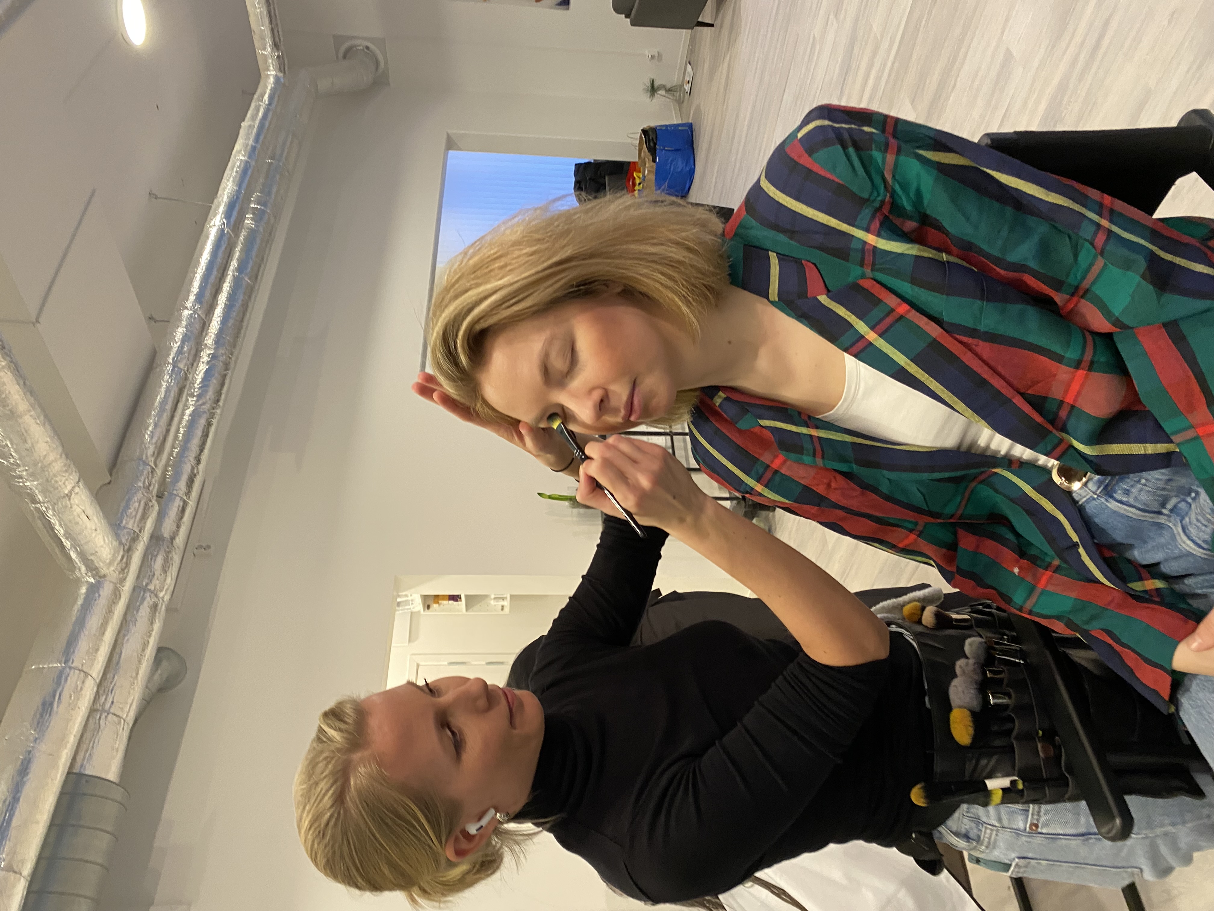 Makeup inför filminspelning med Alfa Laval
