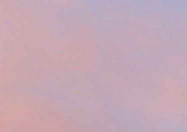 Bakkemontert solcelelanlegg i solnedgang med moderne bygning i bakgrunnen