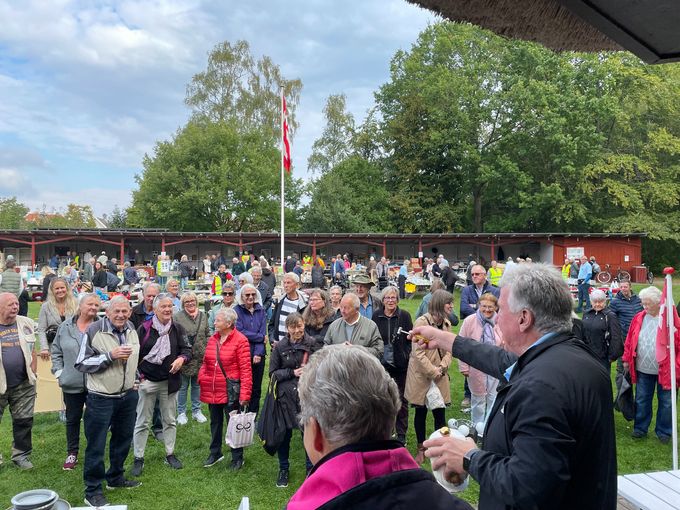 25. september 2022. Foreningens årlige loppemarked havde igen i år samlet mange mennesker. Motivet her er fra auktionen over særligt udvalgte effekter.