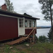 Återuppbyggd stuga efter totalbrand