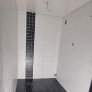 Alla underarbeten i kaklat badrum efter vattenskada