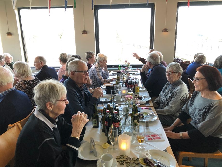 Fadene tomme - maverne fyldte - lækkert smørrebrød og en enkelt pils. 