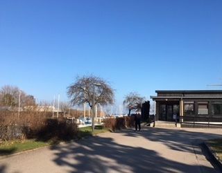 Ankomst til Restaurant Sundby Sejl hvorfra vi kunne betragte nogle af de ca. 100 skibe der sejler gennem Øresund hvert døgn året rundt.