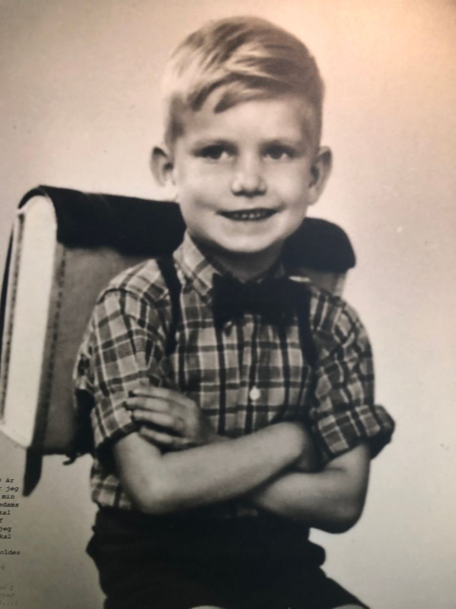 Her har vi så dagens mand som vi skal høre og se noget om. Troels Kløvedal som otteårig - og slet ikke glad for at gå i skole.