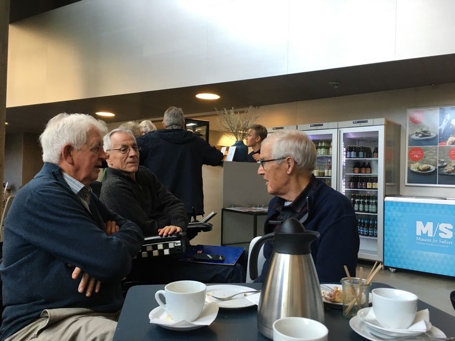 Medlemmer fra den gråhårede klub sluttede med en kop kaffe. Fotograferne var nu så trætte at der kun blev taget dette billede af slutningen på en endnu god tur med SOLRØD SOLISTERNE.