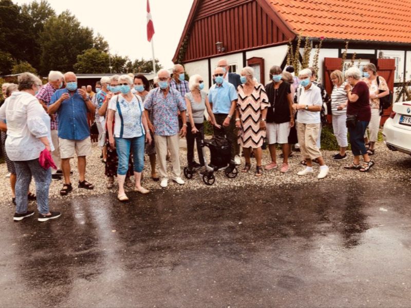 Ingen kys og kram. Det kunne kun undgås ved at alle fik mundbind på. (;-)