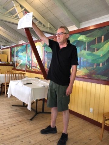Instruktion i hvordan man gebærder sig omkring maden. Corona har en finger med i spillet overalt.