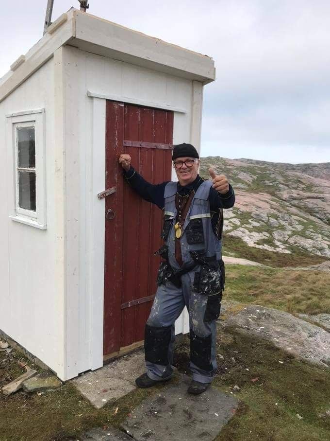 Utedoen gjennopprettet utvendig Geir S meget fornøyd med innsatsen til alle som har bidratt til å få den på plass igjen etter stormen knud.