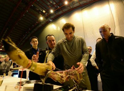 Andre Agassi and Pete Sampras carving our Jamón.