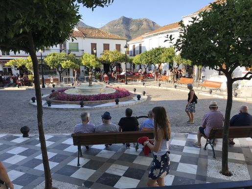 "Appelsintorvet" eller Plaza de Espana i hjertet af Benalmádena Pueblo