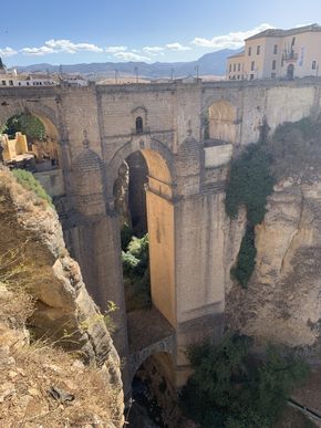 Puente Nuevo broen i Ronda er omkring 120 meter høj