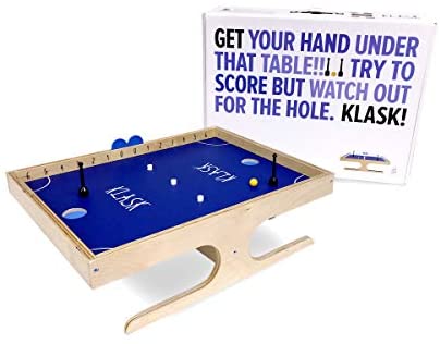 Klask 2 personen

Hét spel van Scandinavië!
Met behulp van magneten onder de tafel verplaats je uw speelstuk boven tafel.

4 manieren om te verliezen (en hierdoor krijgt de tegenstander een punt)
- gele bal in je doel (putje)
- uw eigen speelfiguur beland in uw putje
- uw eigen speelfiguur heb je niet meer onder controle --> hij ligt in de helft van de tegenspeler.
- 2 kleine witte magneetjes blijven plakken aan je speelfiguur.

Wie behaalt het eerst 6 punten?

Dit spel blijf je sowieso heel de avond spelen!

€7,5