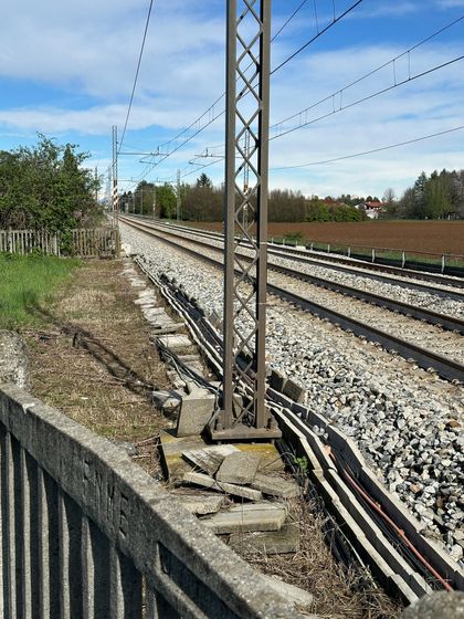 FS-Oberleitungsmast in der Nähe von Sorrento