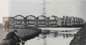 STAcHE ARCHITECT bna is gevestigd in het gebouw van de oude ULO school aan de Provinciale weg te Zaandam. Het pand, ontworpen door architect Gerrit Bakker en gebouwd in 1965,  is in 2017 gemeentelijk monument geworden.
