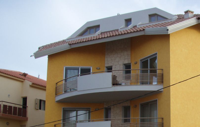 Ons appartement bevind zich op 50 meter van de zee ,op het tweede verdieping achteraan. Zon- en schaduwterras is goed zichtbaar .  Notre appartement est situé à 50 mètres de la mer ,au deuxième étage à l'arrière. Soleil et de la terrasse ombragée est bien visible .  Our apartment are on 50 meters from the sea, on the second floor at the back. Sun and shade terrace is well visible.