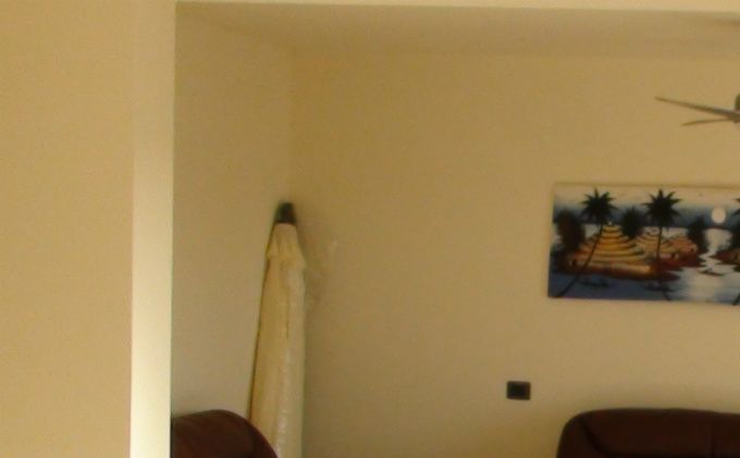 Living met 3 zit,welke kan omgevormd worden tot bed, 2 zit,  radio, tv en ruim zicht op het zonneterras. Ventilator en airco 
voorzien. / Vivant avec 3 places, qui peut être transformé en lit, 2 sièges, radio, tv et spacieuse vue sur la terrasse ensoleillée. Ventilateur et air conditionné. / Living with 3 seat, which can be transformed into bed, 2 seat, radio, tv and spacious view on the sun terrace. Fan and air-conditioned 