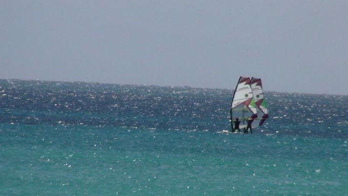 Surfen in de surfschool, een van de twee ( kite) windsporten.
Surf à l’école de surf, un des deux sports de vent (cerf-volant)
Surfing in the surf school, one of the two (kite) wind sports