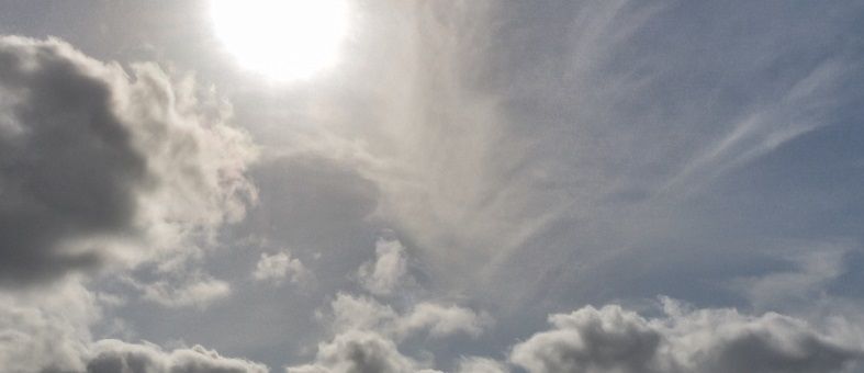 De altijd aanwezige zon. Zelfs als deze achter de wolken schuilgaat. Steeds bescherming aanbrengen om zonnebrand te voorkomen. 
Le soleil omniprésent. Même s’il est derrière les nuages. Toujours appliquer une protection pour éviter les coups de soleil.
The ever-present Sun. Even if it is behind the clouds. Always apply protection to prevent sunburn.