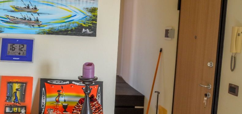 Ruime hal, grenst aan living & keuken en voorzien van ventilator en airco.  Grande salle, adjacente au salon et cuisine et équipée de ventilateur et air condition.  Spacious hall, adjacent to living & kitchen and equipped with fan and air conditioning.